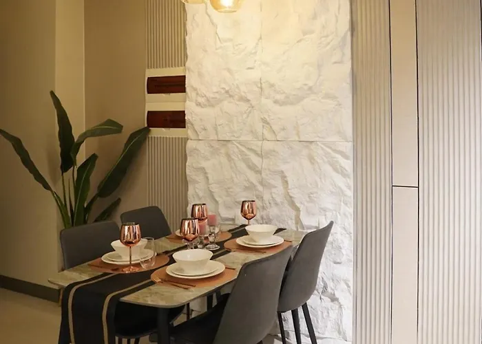 Luxury 2br In Uptown Parksuites Bgc Balcony & Prime Location Apartment Manila